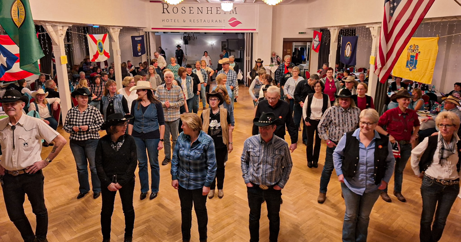 Spaß und Partylaune bei der Line Dance Benefiz Veranstaltung der Country & Line Dance Gruppe Kiel zum 18-jährigen Line Dance-Jubiläum mit Line Dance DJ Mike WestCo aus Berlin.